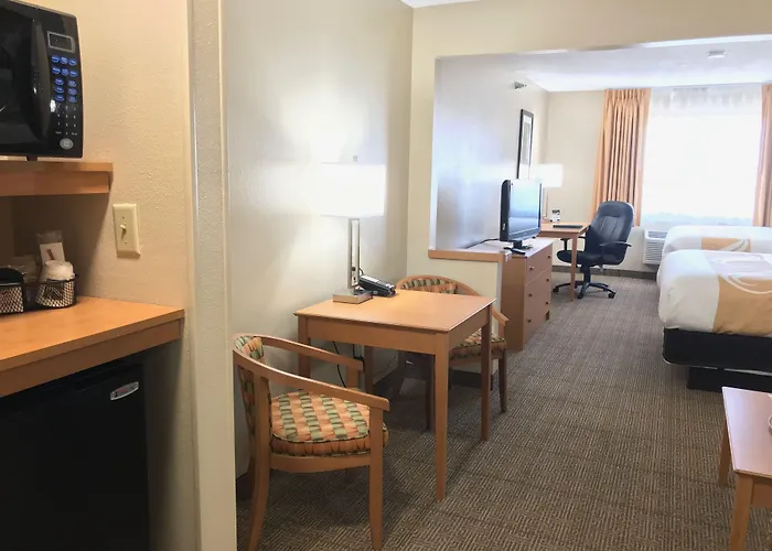 Hotel Quality & Southwest Near I-72 4*