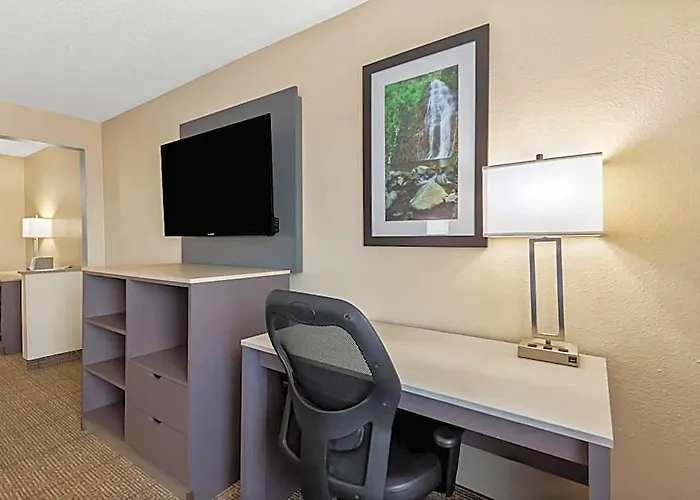 Quality & Southwest Near I-72 Hotel 4*
