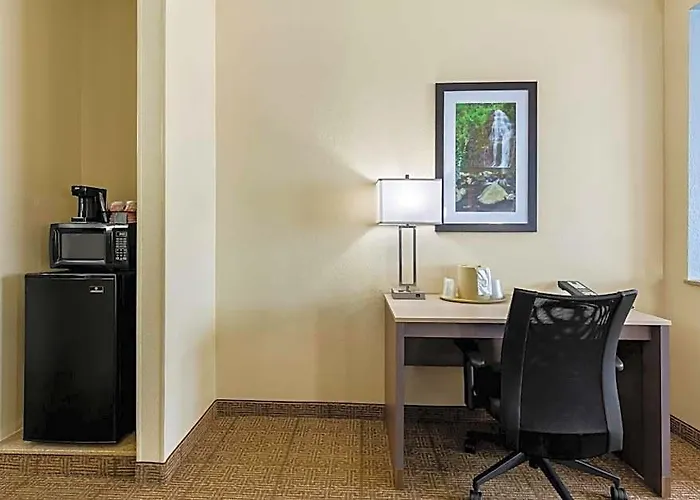 Hotel Quality & Southwest Near I-72
