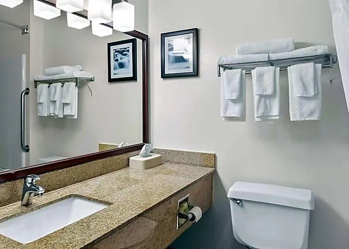 Quality & Southwest Near I-72 Hotel 4*