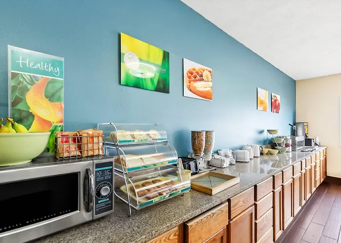 Quality & Southwest Near I-72 Hotel 4*
